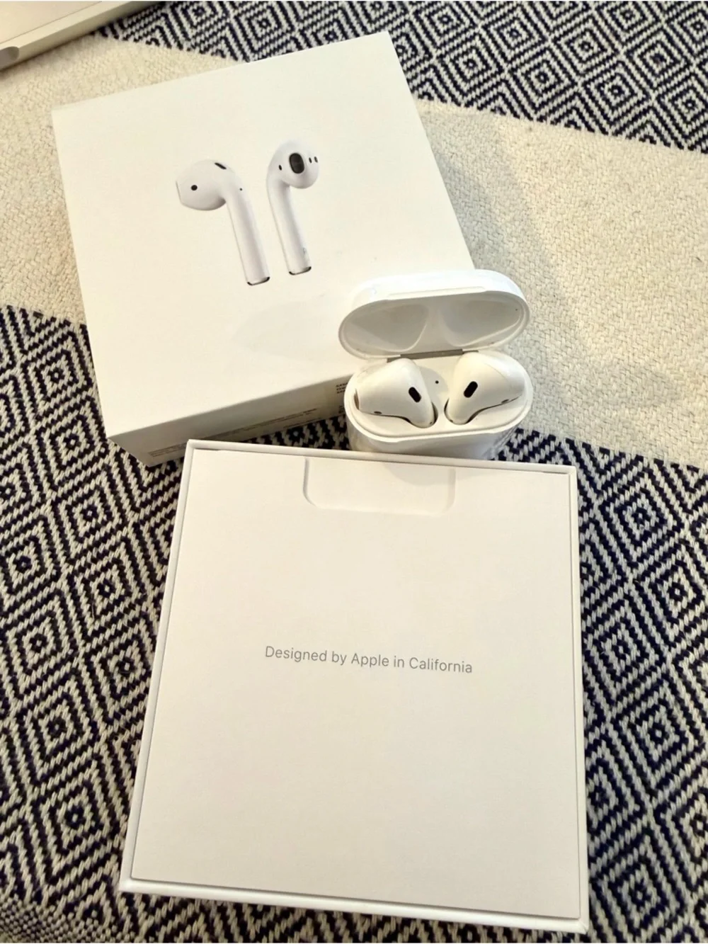 Apple AirPods Charging Case - White
